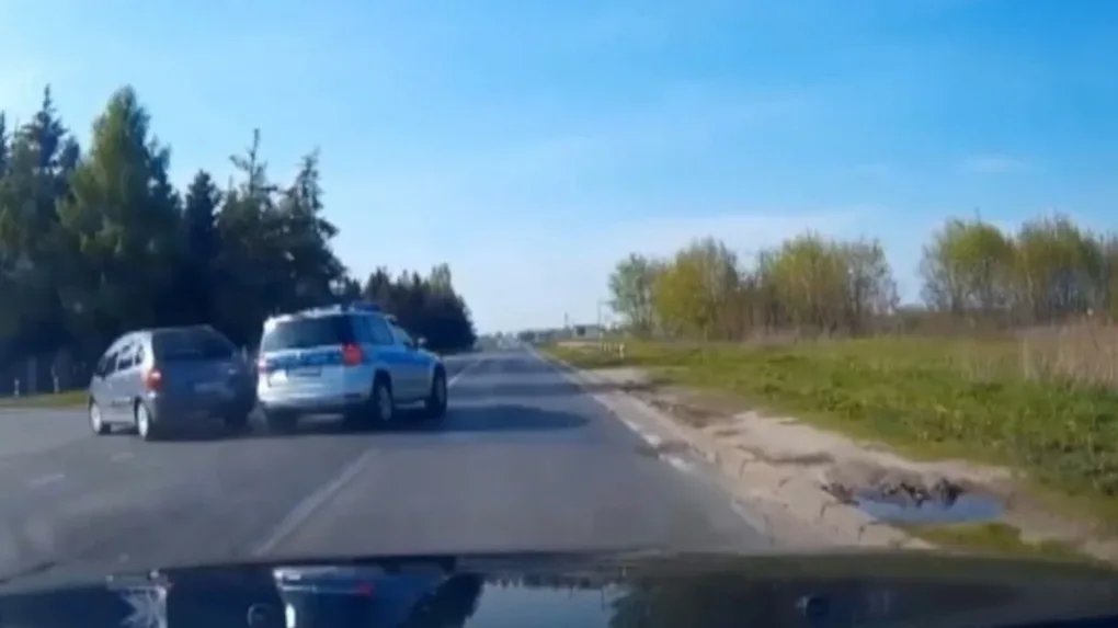 Nie ustąpił policji pierwszeństwa, skończyło się stłuczką (wideo)