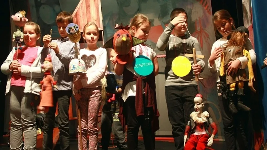 Uczniowie 'Czwórki' z wizytą w teatrze (zdjęcia)