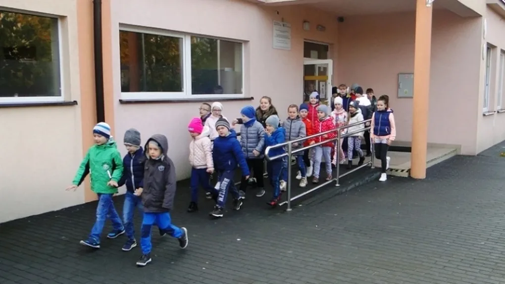 Ewakuacja uczniów z ostrowskiej 'Dwójki' (zdjęcia)