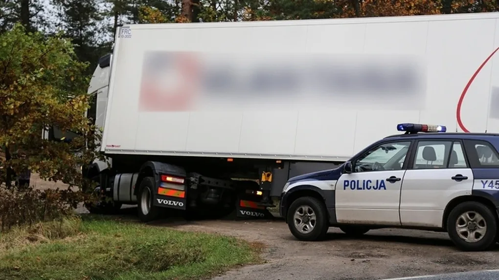 Tir utknął na leśnym parkingu (zdjęcia)