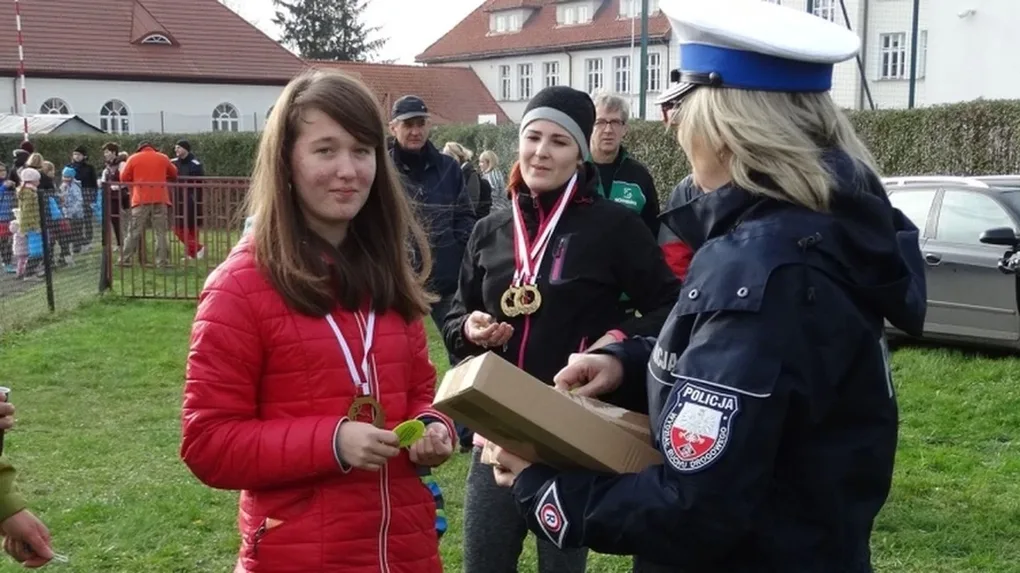 Policjanci wręczali ostrowianom elementy odblaskowe