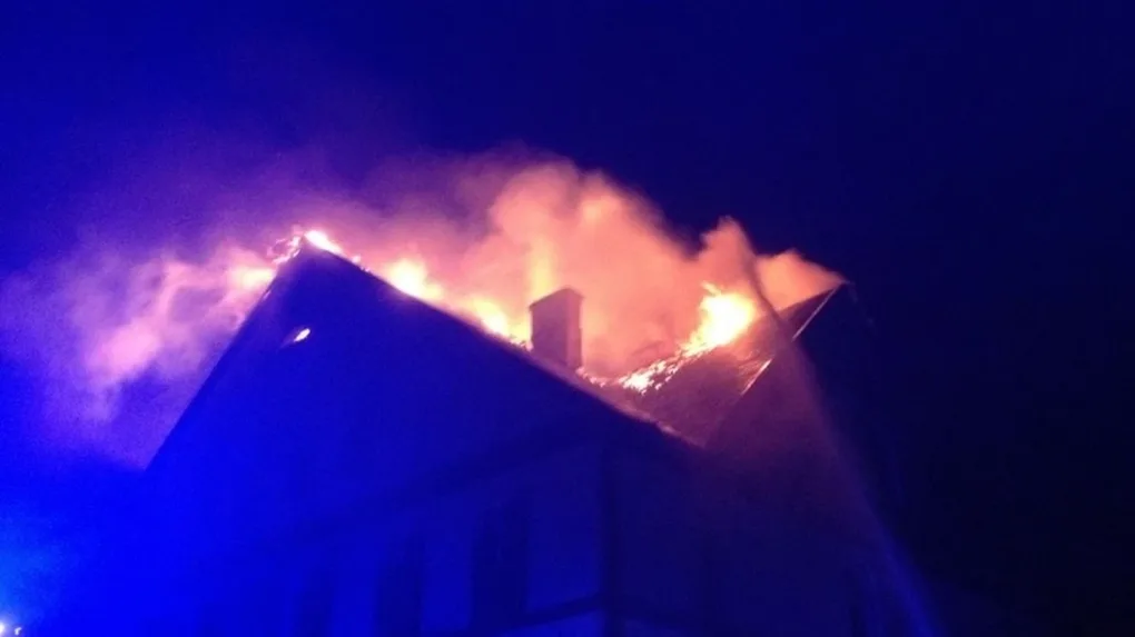 Pożar budynku byłej szkoły w Broku (nowe zdjęcia, wideo)