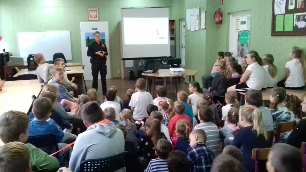 Dzielnicowa z wizytą u dzieci w Prostyni