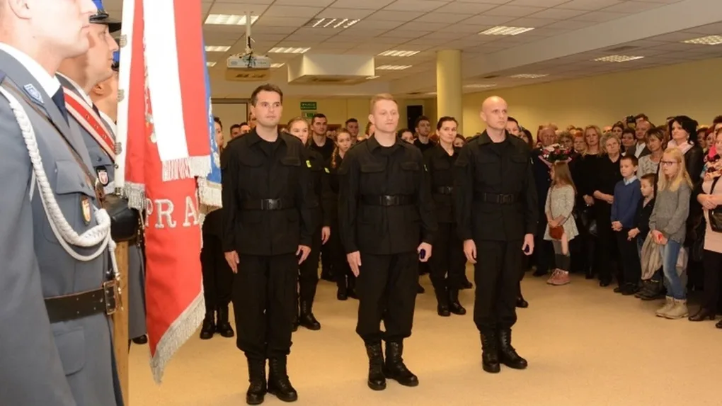 Nowi funkcjonariusze ślubowali. Dwóch z nich trafi do ostrowskiej komendy