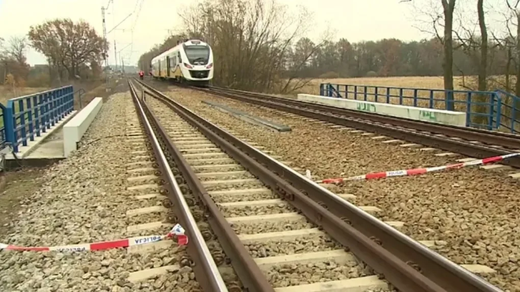 Tragedia na torach. Pociąg potrącił kobietę z dzieckiem, oboje nie żyją (wideo)
