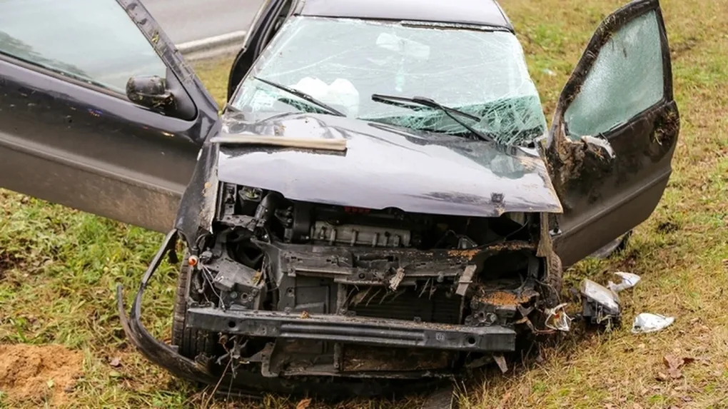 Dachowanie volkswagena na drodze Ostrów Mazowiecka - Różan (zdjęcia)