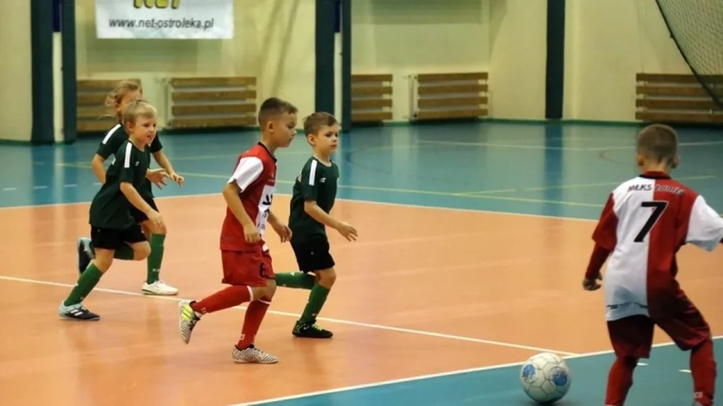 Zacięte boje młodych piłkarzy (zdjęcia, wideo)