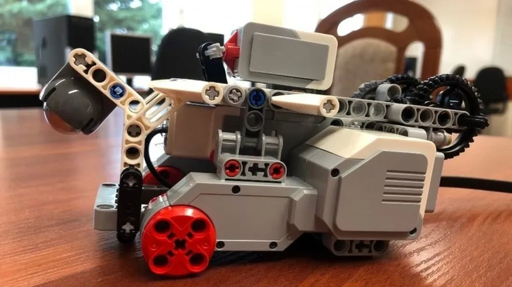 Roboty zadomowione w ostrowskiej 'trójce' (zdjęcia)