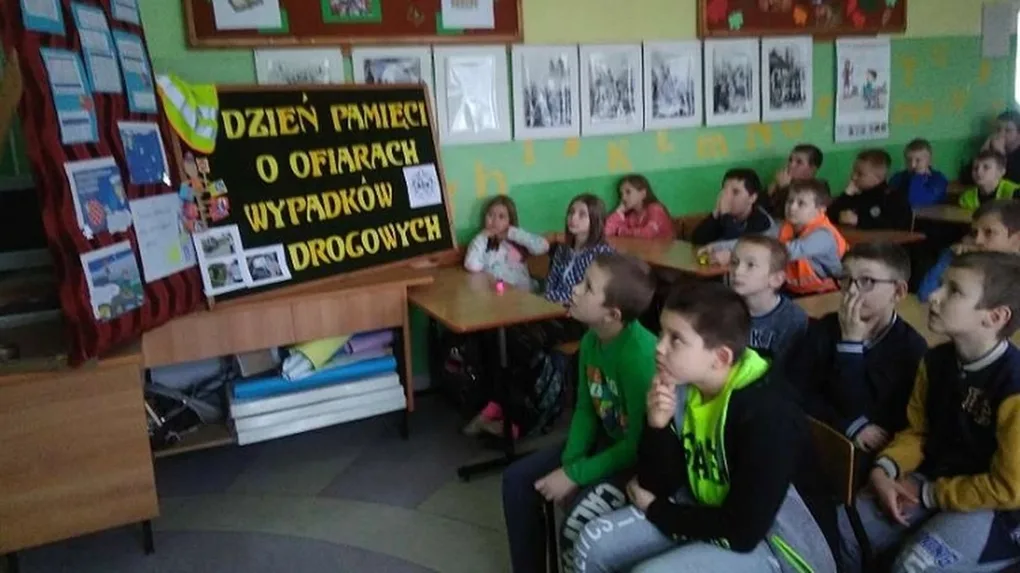 Komorowo: policjanci i uczniowie uczcili ofiary wypadków drogowych