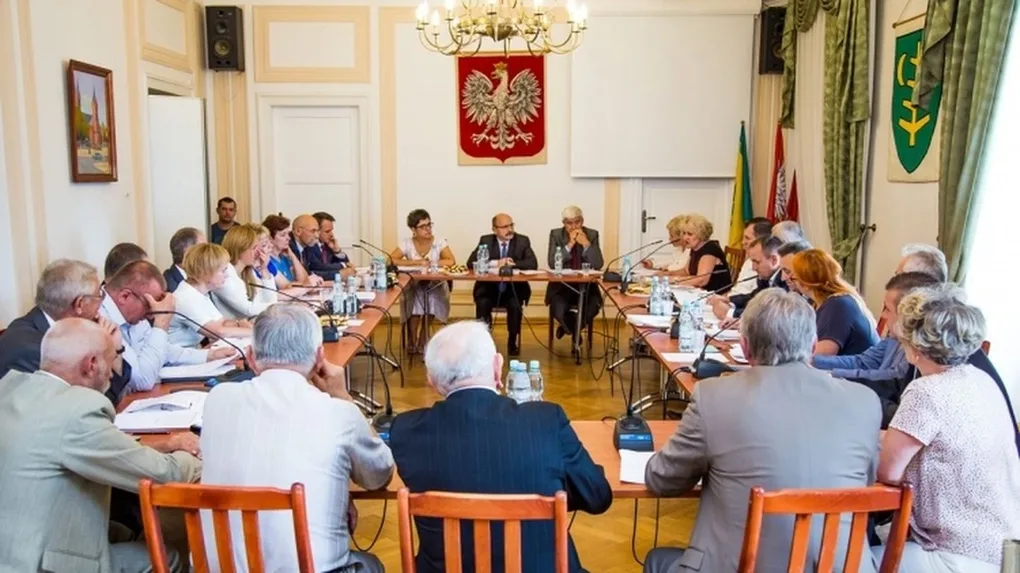 Realizacja zamówień publicznych po rodzinie? Radni pytają burmistrza
