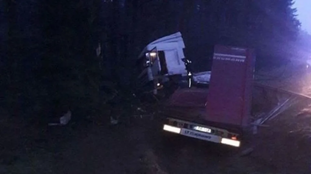 Wystrzeliła opona. Ciężarówka w rowie