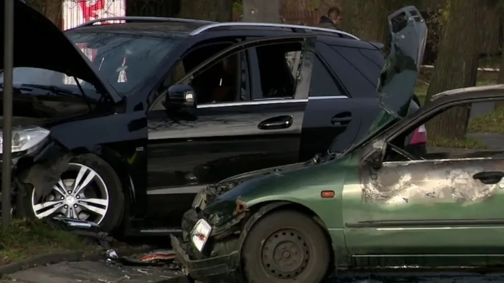 Spalone auto, wokół rozrzucone maczety i pręty (wideo)