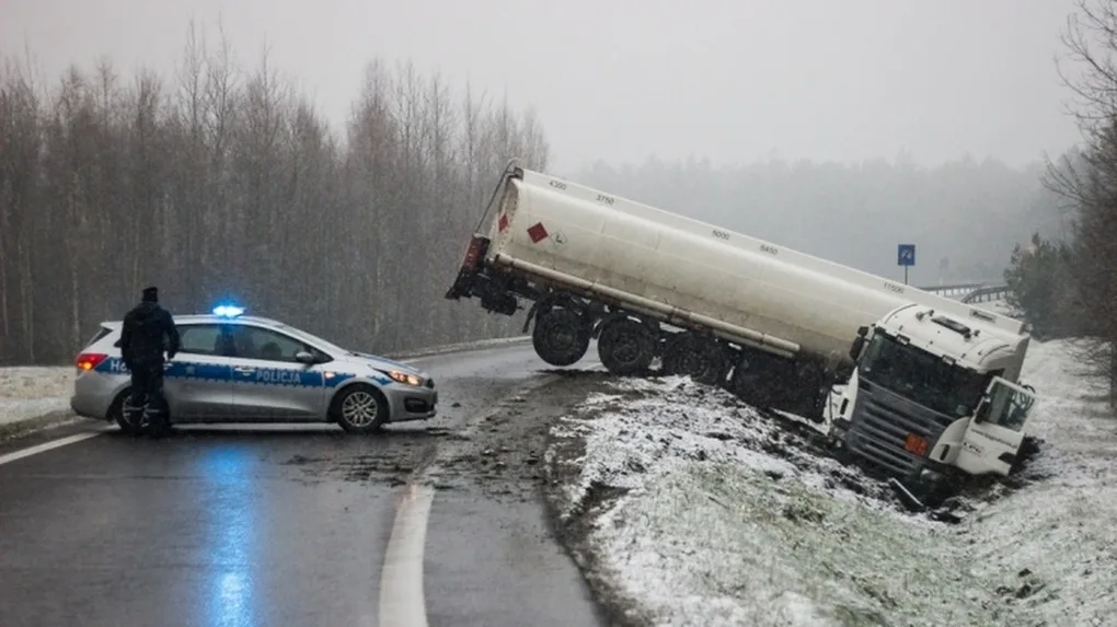 Cysterna wstrzymała ruch. Pojazd stanął w poprzek drogi (zdjęcia)