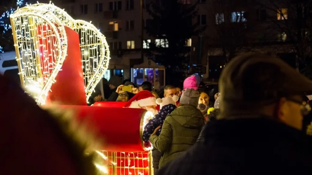 Rozbłysły dekoracje przed ostrowskim ratuszem (zdjęcia)