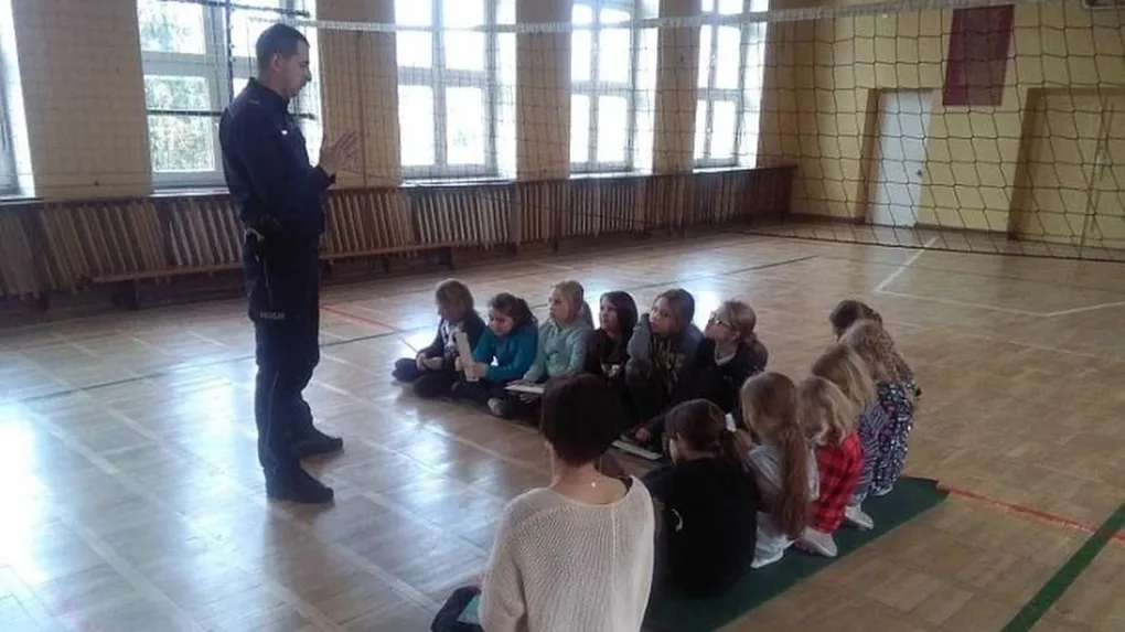 Spotkania pracowników policji i sanepidu z dziećmi podczas ferii zimowych