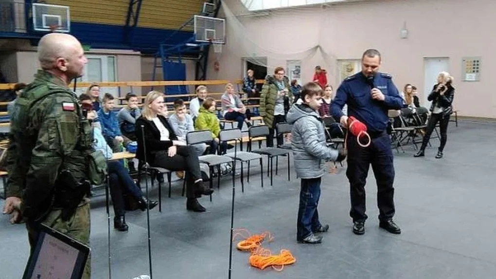 Dzielnicowi dbają o bezpieczeństwo najmłodszych podczas ferii (zdjęcia)