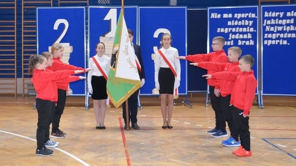 Ślubowanie uczniów pierwszej klasy sportowej w Małkini Górnej (zdjęcia)