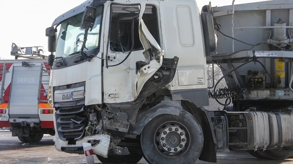 Wypadek na dw nr 677 relacji Łomża-Ostrów. Jedna osoba w szpitalu (zdjęcia)