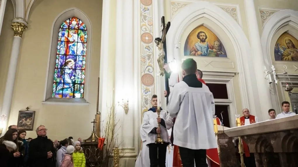 Liturgia Męki Pańskiej w Komorowie i Ostrowi Mazowieckiej (zdjęcia, wideo)