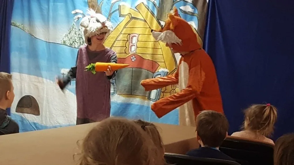 Obchody dnia teatru w wąsewskiej bilbliotece