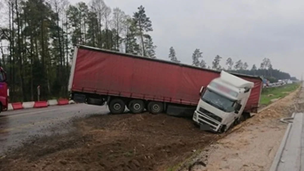 Ciężarówka w rowie. Utrudnienia na krajowej ósemce (zdjęcia)