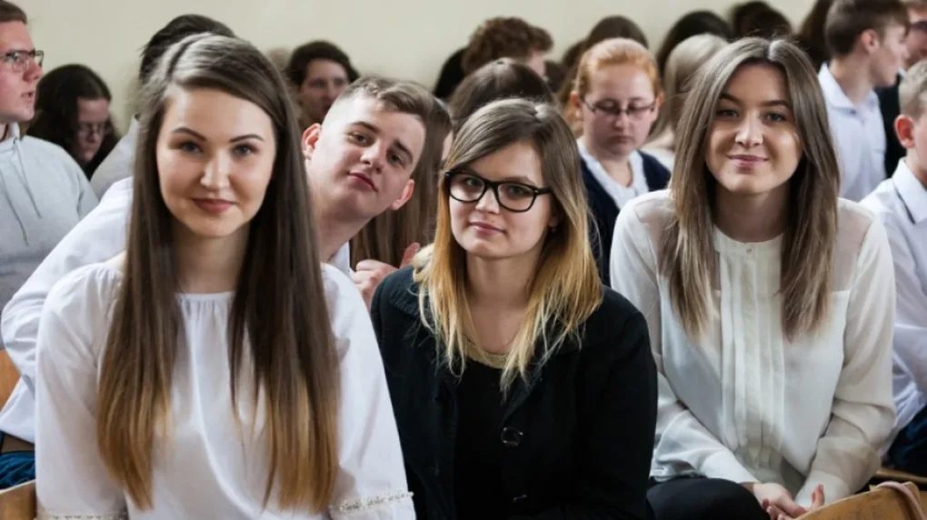 Maturzyści 'Ekonomika' pożegnali szkolne mury (zdjęcia, wideo)