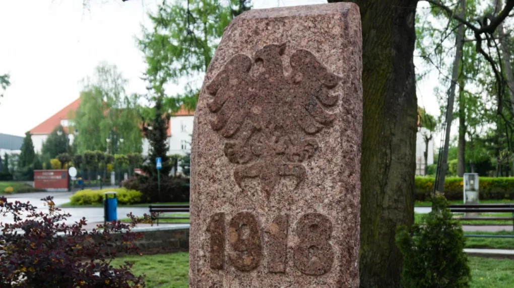 Obelisk wrócił pod Dąb Wolności (zdjęcia)