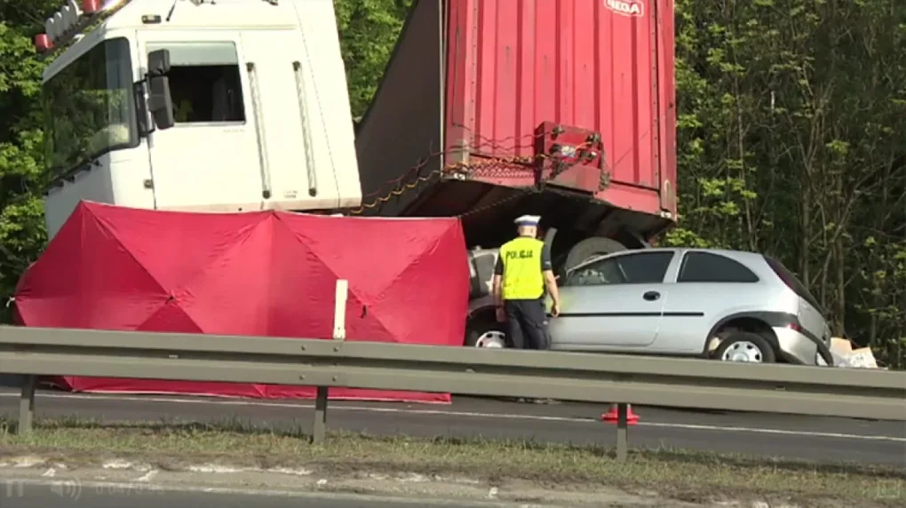 Kierowca ciężarówki zginął pod jej kołami. Tragiczny wypadek w Katowicach (wideo)