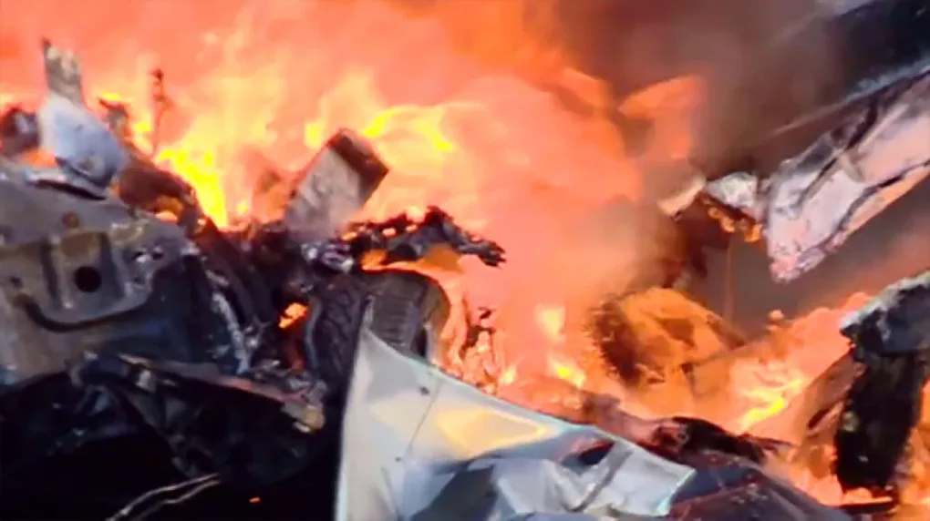 Po zderzeniu z ciężarówką samochód stanął w płomieniach. Nie żyją trzy osoby (wideo)