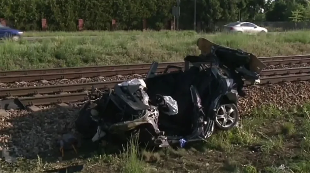 Ominął rogatki i wjechał prosto pod pociąg. Za bezmyślność zapłacił życiem (wideo)