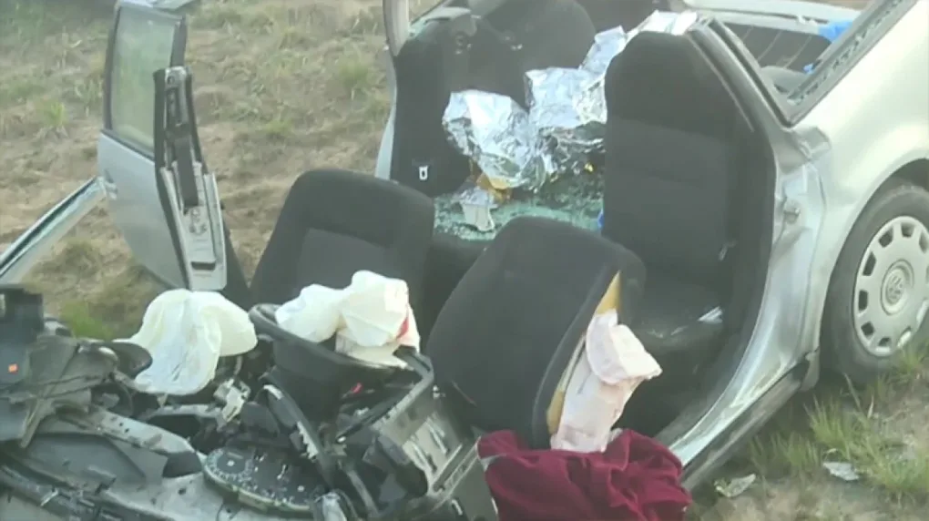 Trzy osoby w szpitalu po zderzeniu samochodów (wideo)