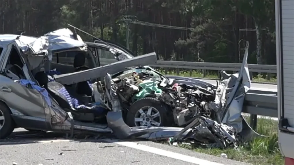 Wjechał w tył ciężarówki. Kierowca w szpitalu, pasażer zginął (wideo)