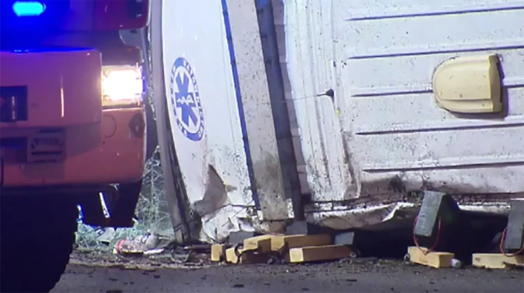 Karetka zderzyła się z samochodem i dachowała. Zakleszczonego kierowcę ambulansu wyciągali strażacy (wideo)