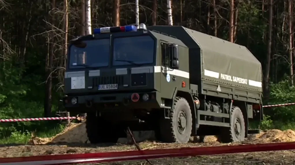 Firma składowała na budowie 1200 pocisków. Saperzy wywożą je w bezpieczne miejsce (wideo)