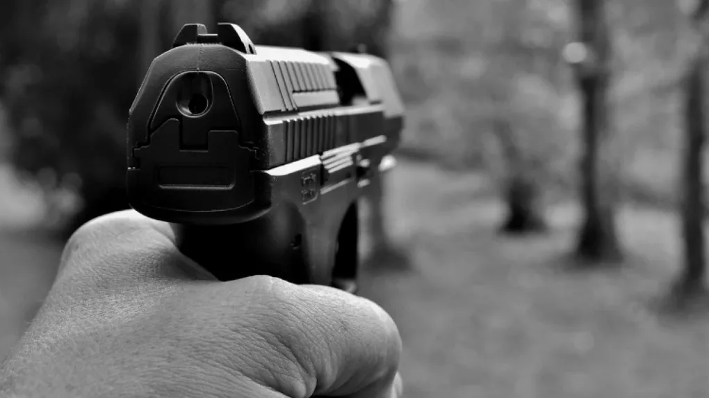 Strzały przed komisariatem. Policjanci zastrzelili napastnika (wideo)