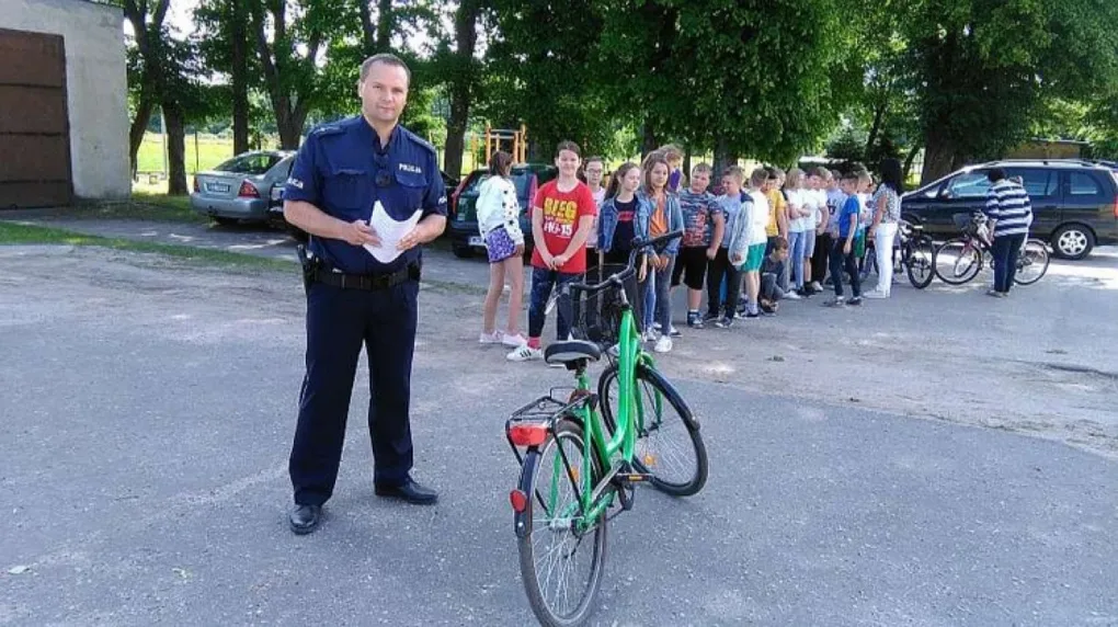 Dzielnicowi przeprowadzają egzamin na kartę rowerową