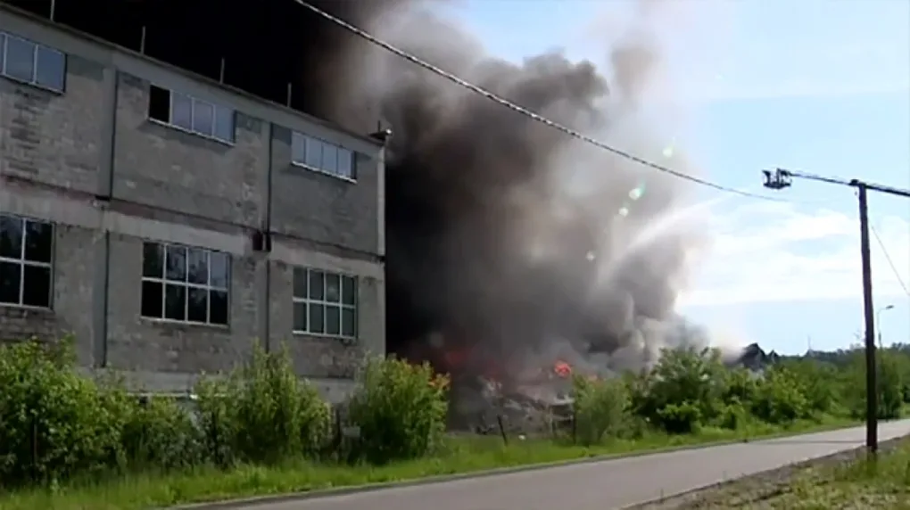 Kilkanaście godzin walki z ogniem. Trwa dogaszanie pożaru składowiska odpadów (wideo)