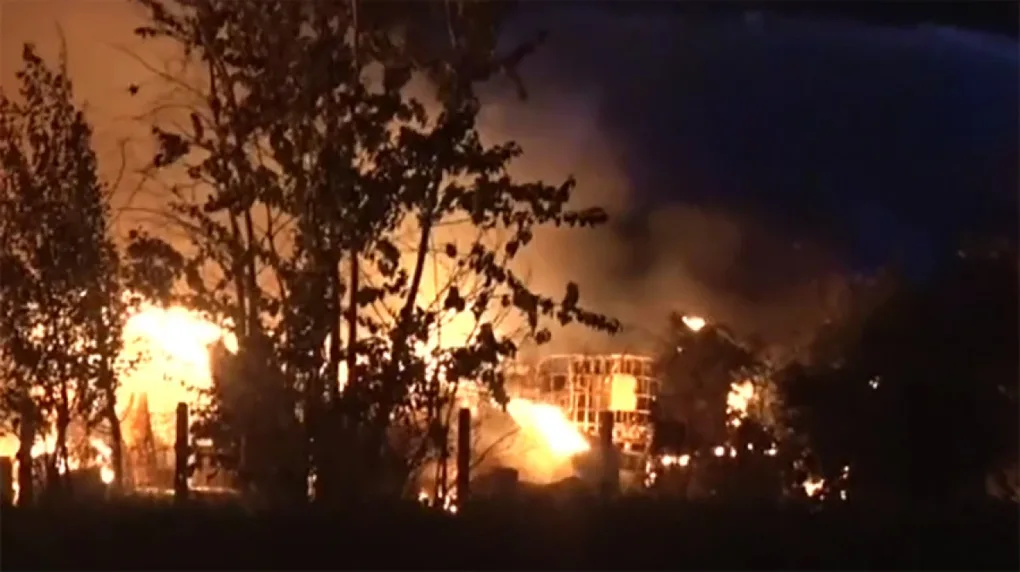 Pożar składowiska chemikaliów. Kilkadziesiąt zastępów w akcji (wideo)