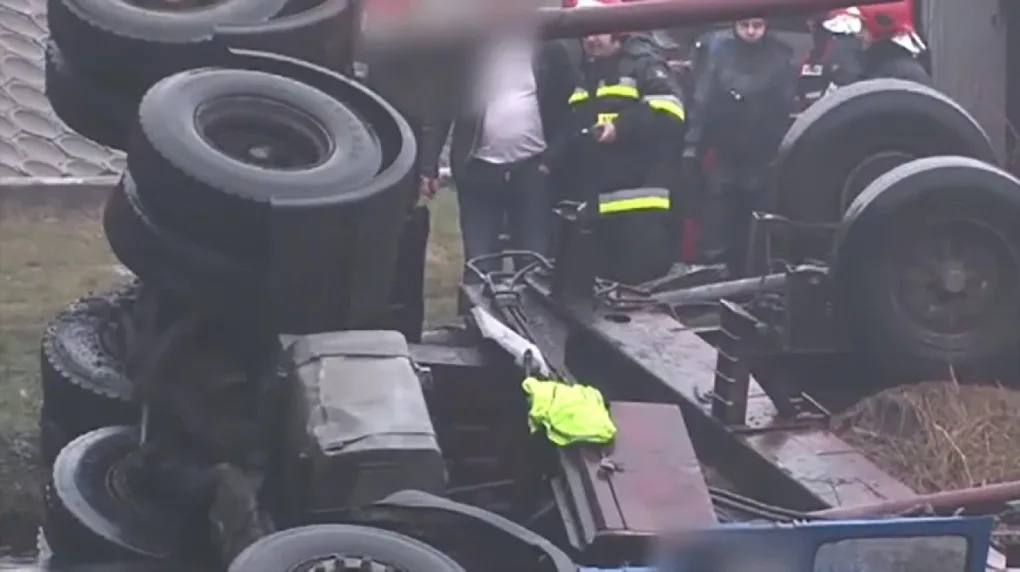 Ciężarówka wpadła do wody. Kierowca nie przeżył (wideo)