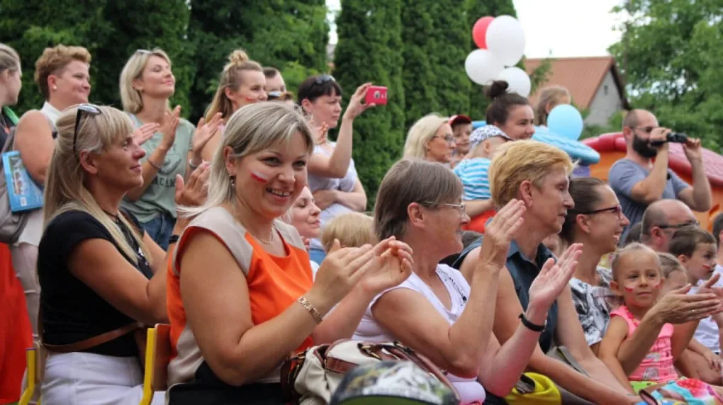 Przedszkolny piknik rodzinny z kapitalnym spektaklem (zdjęcia, wideo)
