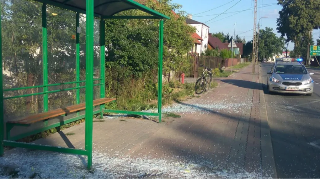 Wandal zniszczył przystanek autobusowy