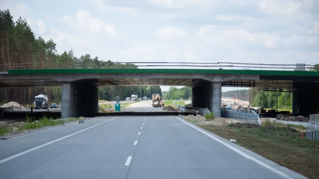 Intensywne prace na odcinkach drogi ekspresowej S8 (zdjęcia)