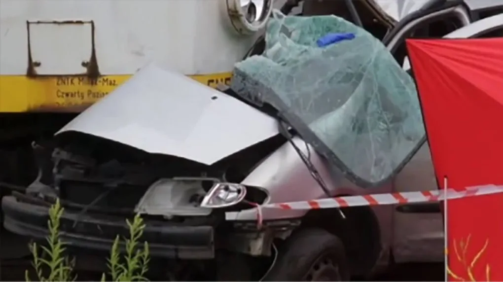 Wypadek na przejeździe kolejowym pod Warszawą. Dwie osoby nie żyją (wideo)