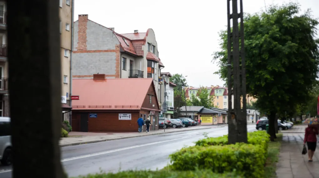 Wtorek chłodny z przelotnym deszczem (wideo)