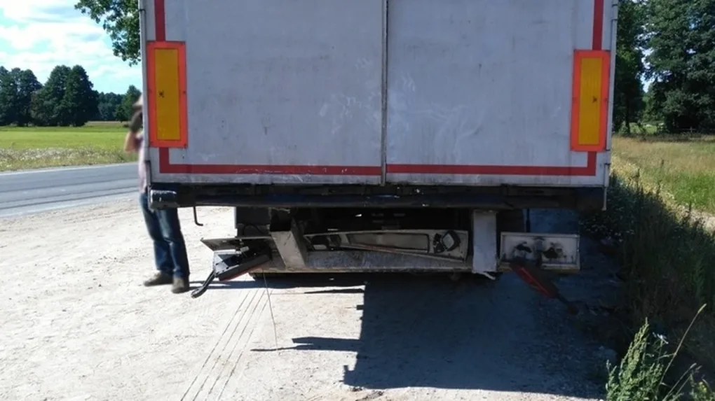 Zderzenie osobowego forda z ciężarową scanią