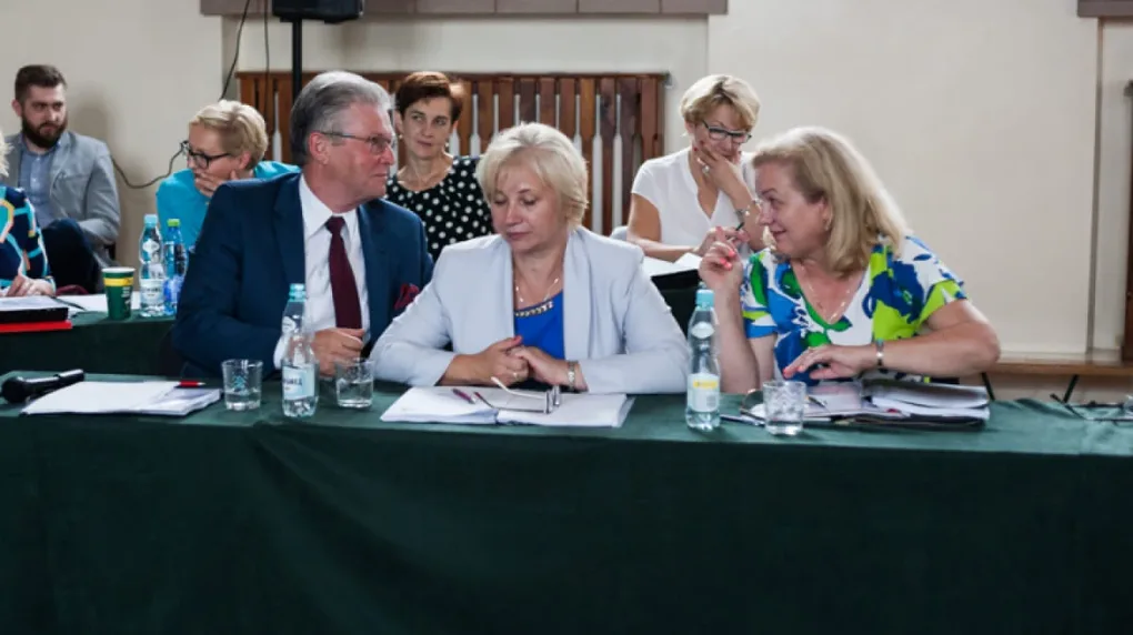 Ile zarobili członkowie zarządu powiatu ostrowskiego?