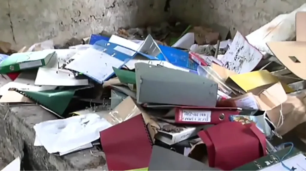 Nadpalone akta sądowe i inne dokumenty w pustostanie (wideo)