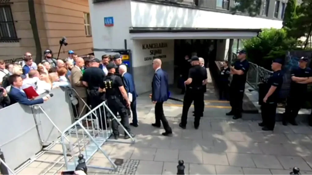 PiS odgrodził się od Polaków. Protest przed sejmem (wideo)