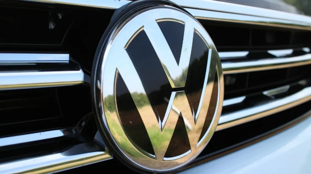 Volkswagen stoczył się z parkingu