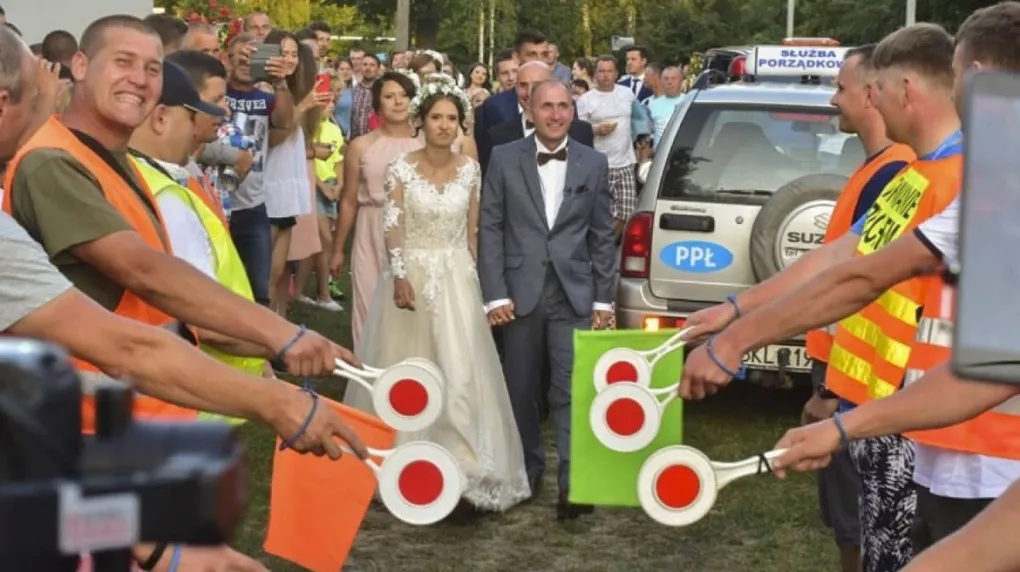 Pielgrzymkowy ślub Justyny i Daniela (zdjęcia, wideo)